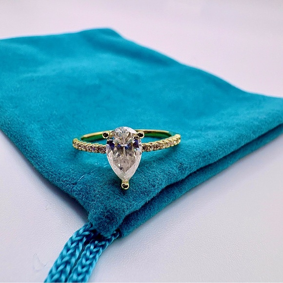 1.0 CT Pear Cut Moissanite Ring14K Gold PlatedPavé BandSz 6Certified